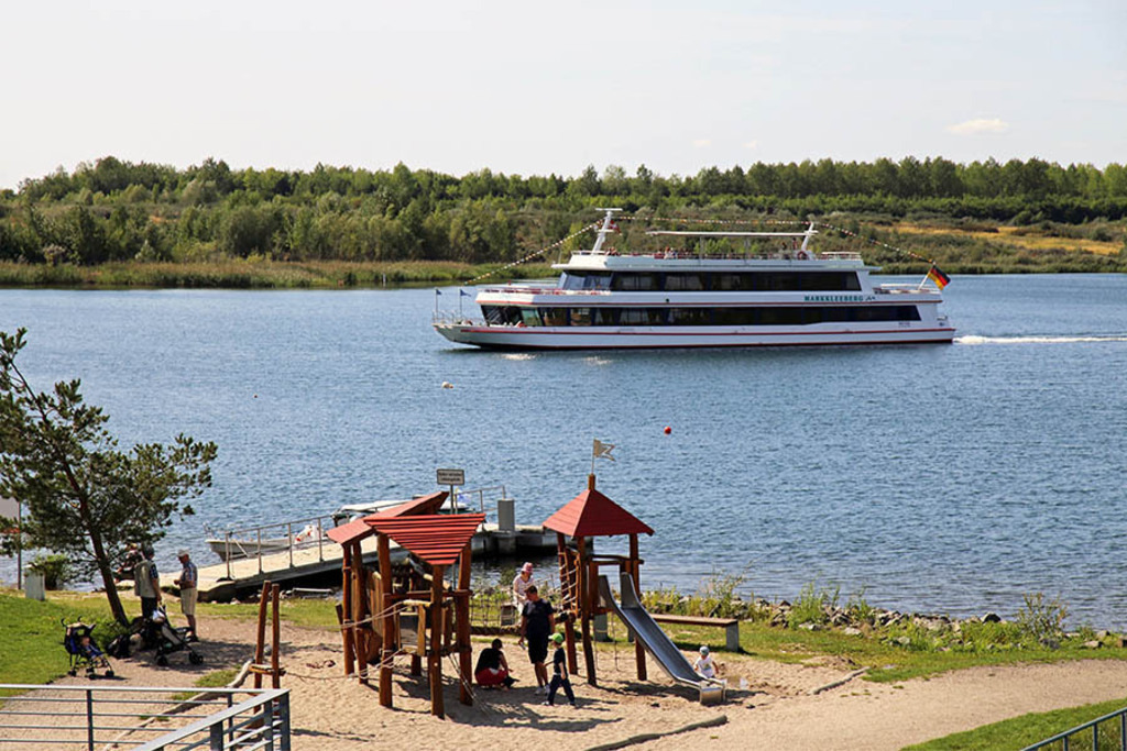 Foto: Leipzig - Markkleeberger See - Fahrgastschiff MS Markkleeberg | Das Team hinter BILDLEXIKON LEIPZIG bündelt historische wie aktuelle Informationen über die Stadt Leipzig in Text und Bild auf einer Plattform und stellt diese der interessierten Öffentlichkeit zur Verfügung.