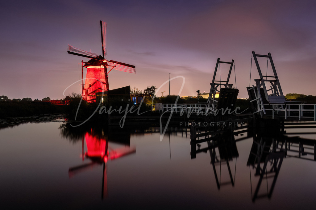 Kinderdijk | Beleuchtete Windmühle mit Brücke in Kinderdijk