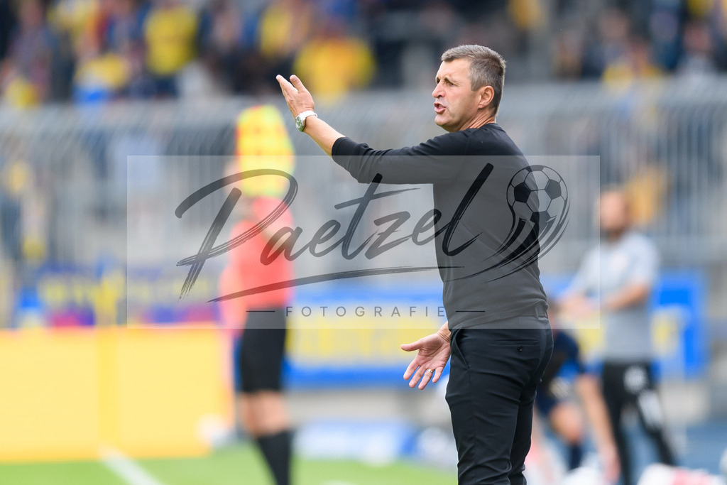 EBSTSV20210828_187 | Fussball, Herren: Trainer Michael Koellner (TSV 1860 Muenchen) gestikuliert beim Spiel der 3. Liga zwischen Eintracht Braunschweig und TSV 1860 Muenchen im Eintracht-Stadion am 28.08.2021 in Braunschweig, Deutschland.DFB / DFL REGULATIONS PROHIBIT ANY USE OF PHOTOGRAPHS AS IMAGE SEQUENCES AND/OR QUASI-VIDEO. - Realisiert mit Pictrs.com