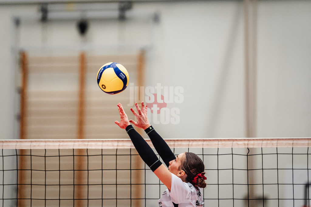 Volleyball | Frauen | Saison 2025/2026 | Volleyball Bundesliga | ETV Hamburger Volksbank Volleys vs. Dresdner SC | 15.11.2025 | Zuspiel von Larissa Winter (#2, Dresdner SC)