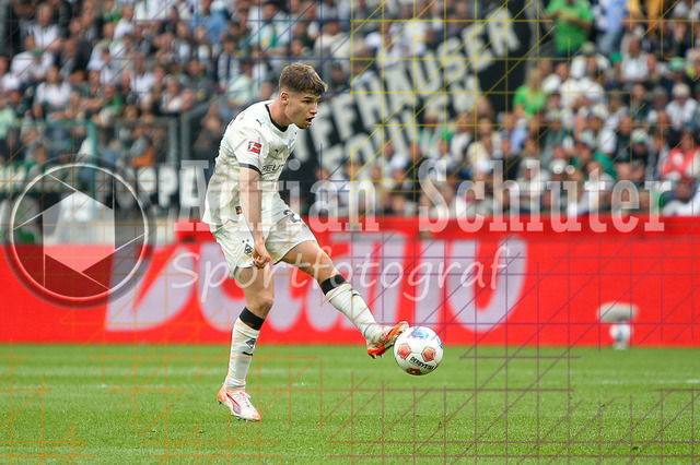 Borussia Mönchengladbach vs SV Werder Bremen - Bundesliga  | Mönchengladbach, Deutschland, 14.09.25:   Lucas Ullrich (Borussia Mönchengladbach) in Aktion am Ball, Einzelaktion waehrend des Spiels der Bundesliga zwischen Borussia Mönchengladbach vs SV Werder Bremen im Stadion im Borussia Park(Foto von Brauer-Fotoagentur / Adrian Schlueter)