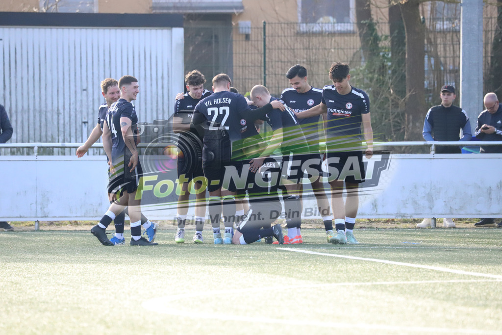 TuS Bruchmühlen - VfL Holsen | Auf dem Bild zu sehen: schwarz VfL Holsen: Jubel 0:1 Nusret Sarialtin, bekommt die Schuhe von Marc Schendzielorz geputzt TuS Bruchmühlen, VfL Holsen, Saison 25/26, Kreisliga A, Deutschland - Realisiert mit Pictrs.com