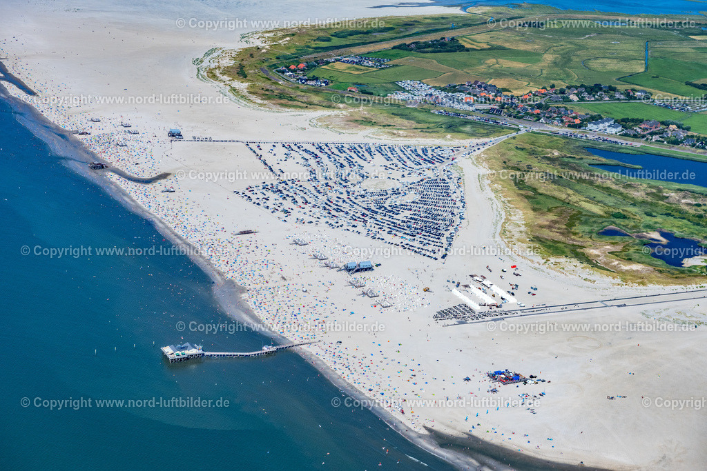 St. Peter_Ording_ELS_0459140822 | SANKT PETER-ORDING 13.08.2022 Küsten- Landschaft am Sandstrand der Badestelle Ording Nord im Ortsteil St. Peter-Ording in Sankt Peter-Ording im Bundesland Schleswig-Holstein, Deutschland. Am Strand vor St. Peter- Ording ist in den Monaten März bis Ende Oktober das Strand- Parken gegen Gebühr erlaubt. Strandparkplatz am Weststrand. // Coastal landscape on the sandy beach of the bathing area Ording Nord in the district St Peter-Ording in Sankt Peter-Ording in the state Schleswig-Holstein, Germany. Foto: Martin Elsen