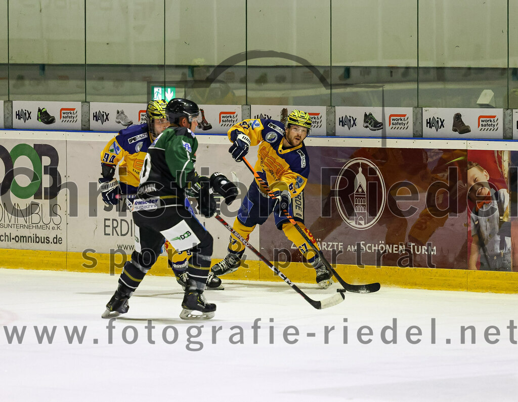 2022-10-30_070_TSV_Erding_gegen_ESC_Riverrats_Geretsried | Erding, Deutschland, 30.10.2022:
Eishockey, Bayernliga 2022 / 2023, 9. Spieltag, TSV Erding 
gegen ESC Riverrats Geretsried, Endergebnis: 3:5

Marc Barchmann (Erding Gladiators, #10), Xaver Hochstraßer (ESC Riverrats Geretsried, #67)

Foto: Christian Riedel / fotografie-riedel.net
