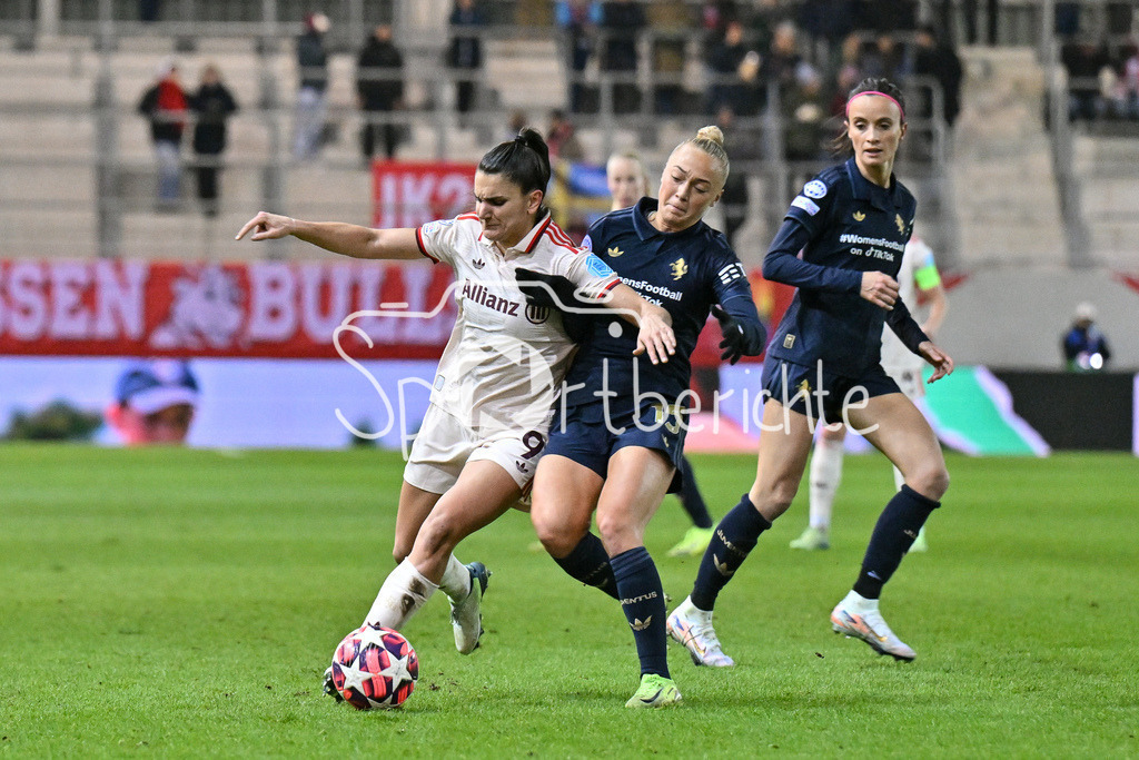 FC Bayern München Frauen - Juventus Turin Frauen | im Duell Jovana DAMNJAVOVIC (FCB #9) und Hanna BENNISON (Juventus FC Frauen 15) / Zwekampf / Womens Champions League: FC Bayern Frauen - Juventus FC, FC Bayern Campus am 12.12.2024