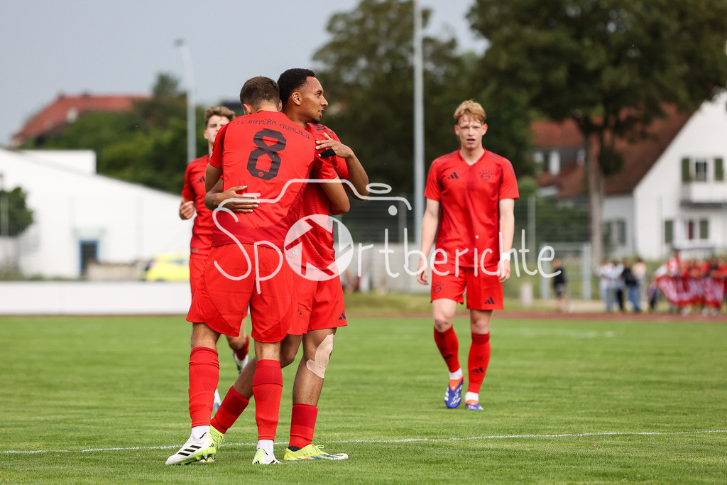 SSV Dillingen - FC Bayern Amateure | Die Bayern jubeln ueber einen Treffer beim Testspielerfolg in Dillingen / Vincent MANUBA (FCB #2) / Robert EDWARD DEZIEL JR.