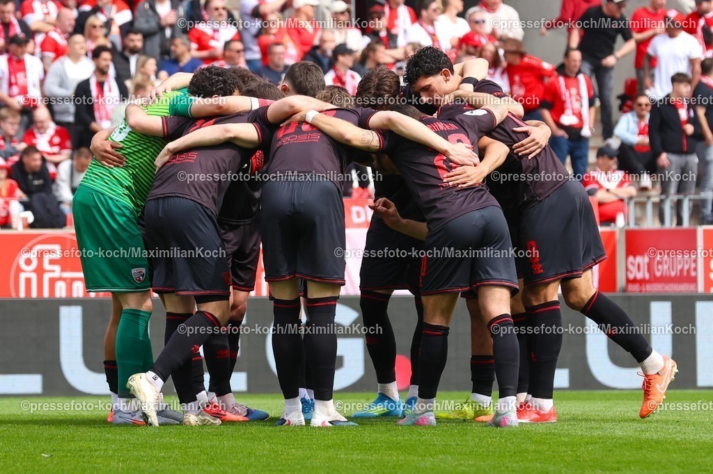 xKWIx11042601046 | 2026.04.11, xkwix, Fußball, 3.Liga, Rot-Weiss Essen -  FC Ingolstadt, Stadion an der Hafenstraße, 33.Spieltag, Saison 2025 / 2026: Gastmannschaft aus Ingolstadt im Kreis DFB regulations prohibit any use of photographs as image sequences and or quasi-video. Photo: xKamilxWilkowskixPressefotoKochx