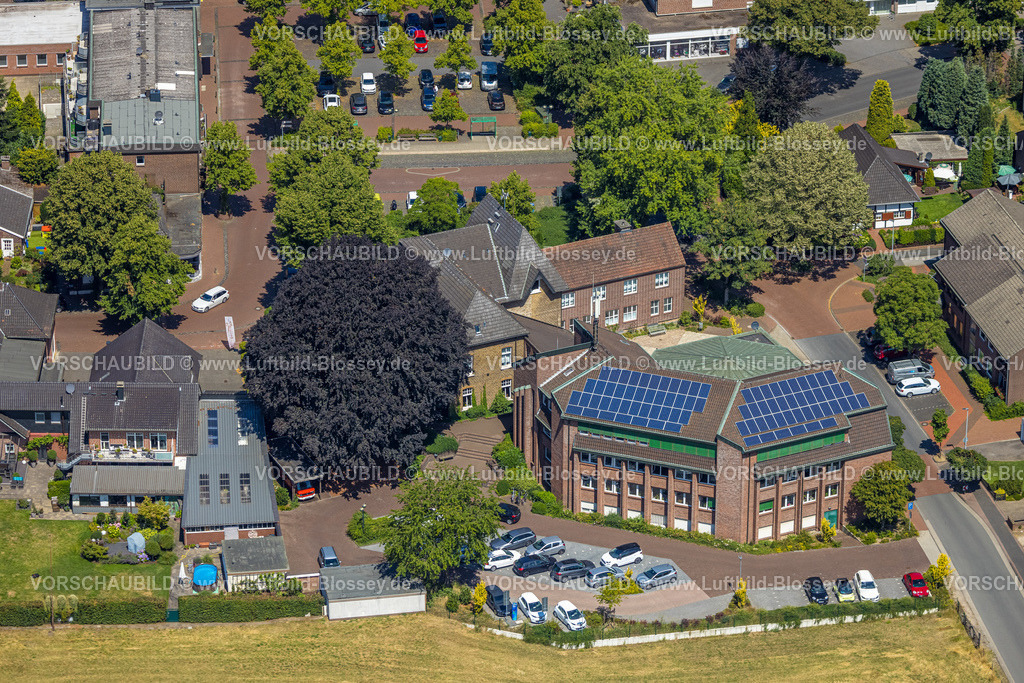 Huenxe220702658 | Luftbild, Rathaus mit Solardach, Gemeinde Hünxe, Hünxe, Ruhrgebiet, Nordrhein-Westfalen, Deutschland