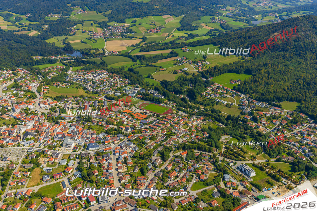 Luftaufnahme der Stadt Hauzenberg - Die Luftaufnahme wurde 2025 vom UL-Flugzeug heraus erstellt ( keine Drohne ) - Hochauflösende Luftaufnahme - für professionelle Ausdrucke geeignet. Die Geschenkidee !Mit Lizenz und Bildrechte bestellbar
