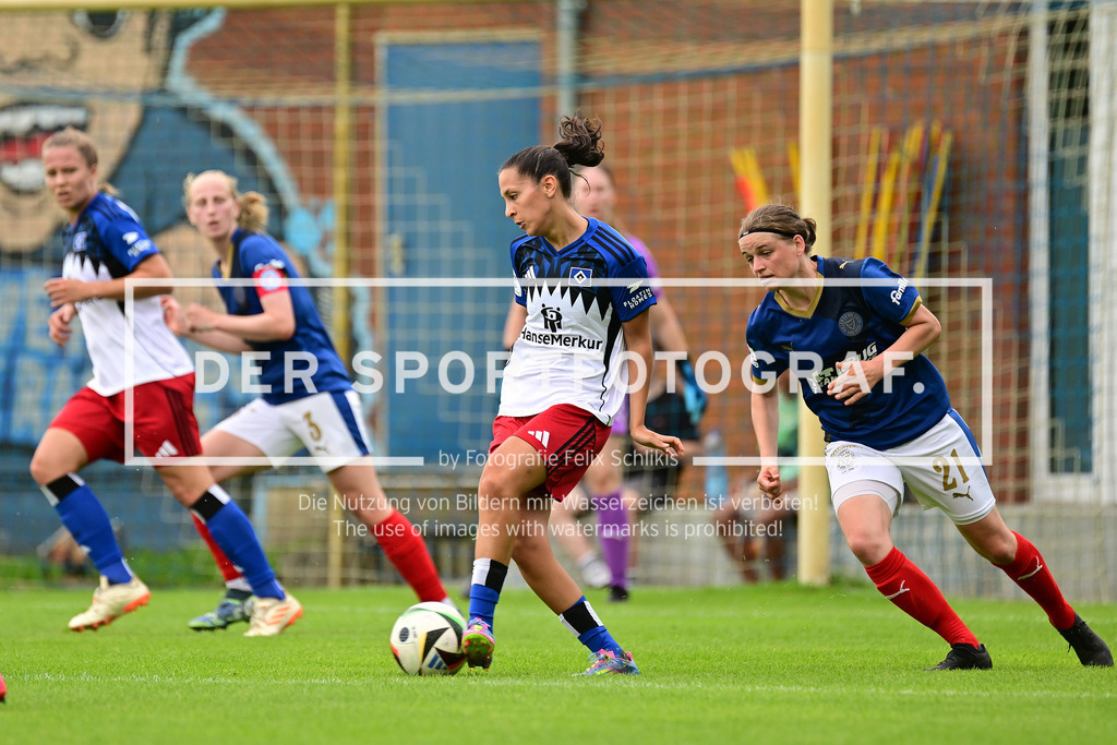 Fußball I Frauen I Saison 2025-2026 I Testspiel I Hamburger SV - Holstein Kiel I 57166 | Mitte Almudena Sierra (24, Hamburger SV) - Realisiert mit Pictrs.com