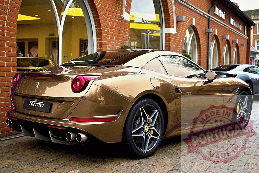 Golden Ferrari California T parking near dealership | Rear view of golden Ferrari California T parked near a Ferrari dealership - Realisiert mit Pictrs.com