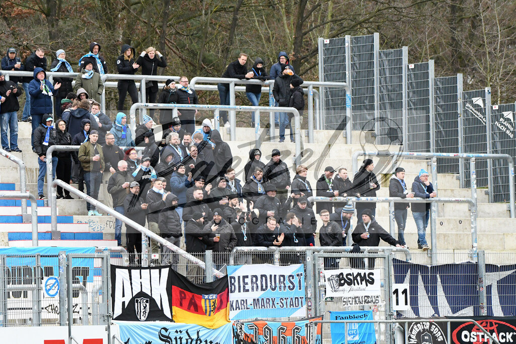 20200201_MEPCHE_0009 | Fußball, Herren: . Die Fans vom Chemnitzer FC waehrend des Spiels der 3. Liga zwischen SV Meppen und Chemnitzer FC in der Haensch-Arena am 01.02.2020 in Meppen, Deutschland. DFB / DFL REGULATIONS PROHIBIT ANY USE OF PHOTOGRAPHS AS IMAGE SEQUENCES AND/OR QUASI-VIDEO. - Realisiert mit Pictrs.com