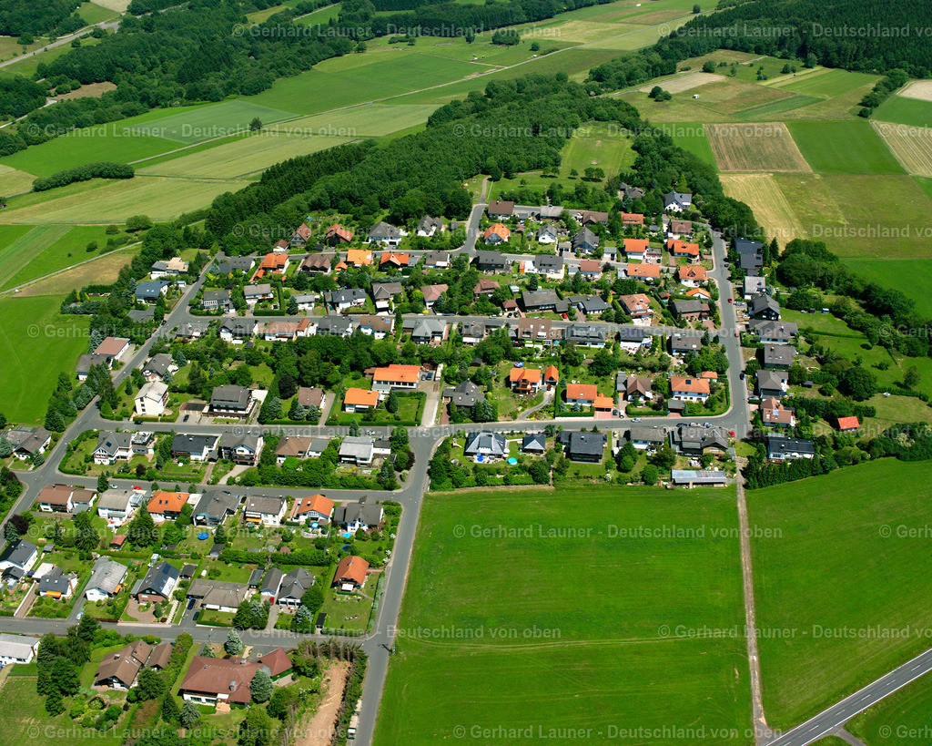 2610740 | DRIEDORF 09.06.2006 Landwirtschaftliche Nutzflächen und Feldgrenzen  umsäumen das Siedlungsgebiet des Dorfes in Driedorf im Bundesland Hessen, Deutschland // Agricultural land and field boundaries surround the settlement area of the village  in Driedorf in the state Hesse, Germany Foto: Gerhard Launer