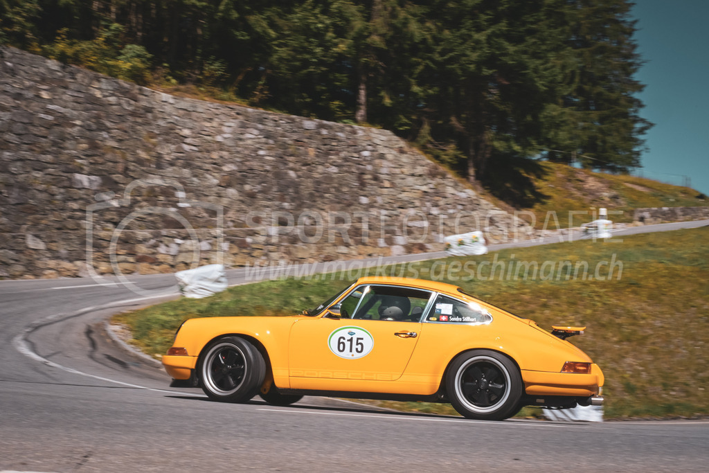 21. Arosa ClassicCar 2025 - 6. =September= 2025 | Sandra Stillhart aus Bütschwil (SUI) in einem Porsche 964 aus dem Jahre 1992 mit Startnummer 615 am Arosa ClassicCar 2025 in der Kategorie Demo..@arosaclassiccar, @arosa.official, #arosaclassiccar, #arosa, #76curves, #classiccarBild: Sportfotografie Markus Aeschimann | www.markus-aeschimann.ch - Realisiert mit Pictrs.com