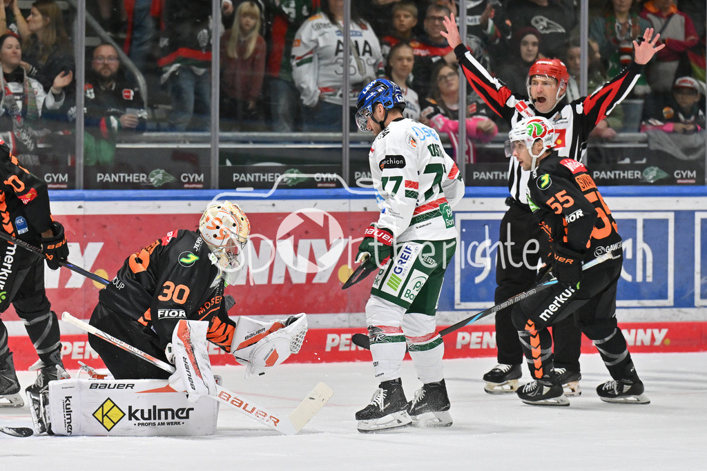 Augsburger Panther - Moser Medical Graz99ers | in dieser Szene scheitert Luca TOSTO (Augsburger Panther #77) an Nicolas WIESER (Graz99ers 30) / torschance / Testspiel: Augsburger Panther - Moser Medical Graz99ers; Curt Frenzel Stadion am 31.08.2025