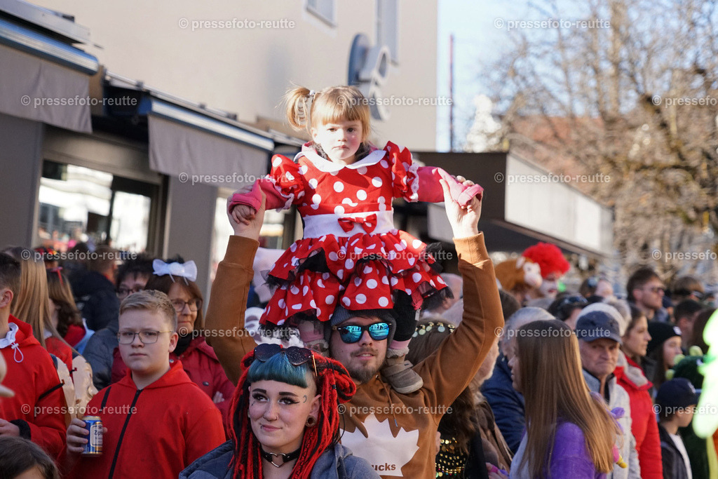 news-2023-Feb16-Unsinniger_Fasching_Reutte-sony-DSC02586 | Info aus dem Bezirk Reutte/Ausserfern Tirol sowie eine umfangreiche Bilddatenbank über die gesamte Region: Lechtal, Talkessel Reutte, Tannheimertal, Zwischentoren. Lech, Plansee, Zugspitze, Grenztunnel, B179, Fernpassstraße, Verkehr, Lawinen, Tradition, - Realisiert mit Pictrs.com