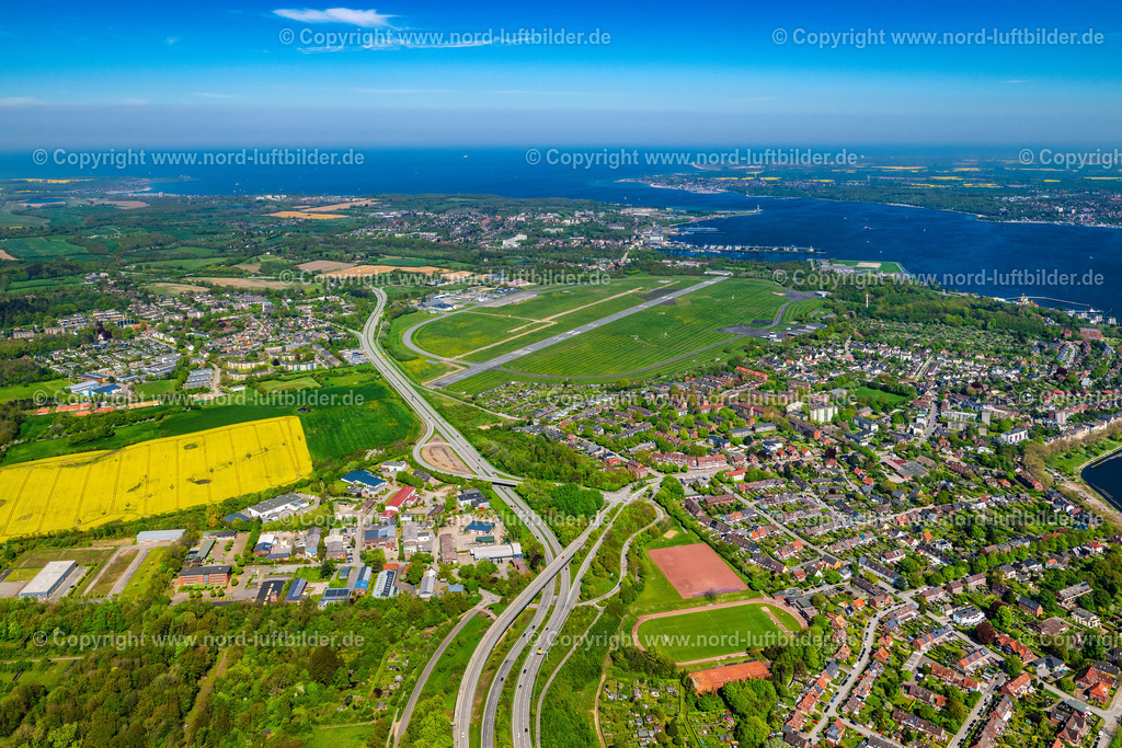 Kiel_FlugplatzELS_6102010524 | KIEL 01.05.2024 Start- und Landebahnen mit Rollwegen Hangaranlagen und Terminals auf dem Gelände des Flughafen an der Boelckestraße Holtenau in Kiel im Bundesland Schleswig-Holstein. // Runway with hangar taxiways and terminals on the grounds of the airport in Kiel in the state Schleswig-Holstein. Foto: Martin Elsen