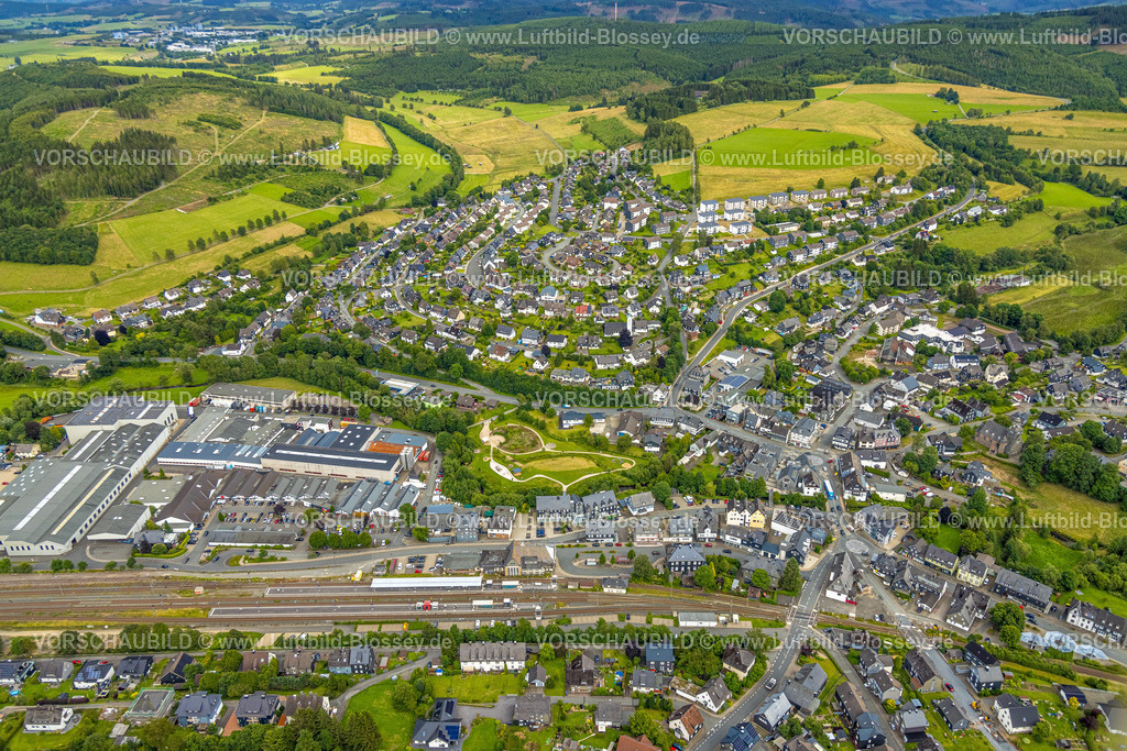 Erndtebrueck240709771 | Luftbild, Gewerbegebiet mit ESTA-Rohr-GmbH und TG Kunststoffverarbeitung GmbH am Mühlenweg, Einkaufszentrum mit Aldi, KIK, DM und Rewe an der Bahnhofstraße am Bahnhof, Wohngebiet Erndtebrück Ost, Erndtebrück, Kreis Siegen-Wittgenstein, Nordrhein-Westfalen, Deutschland