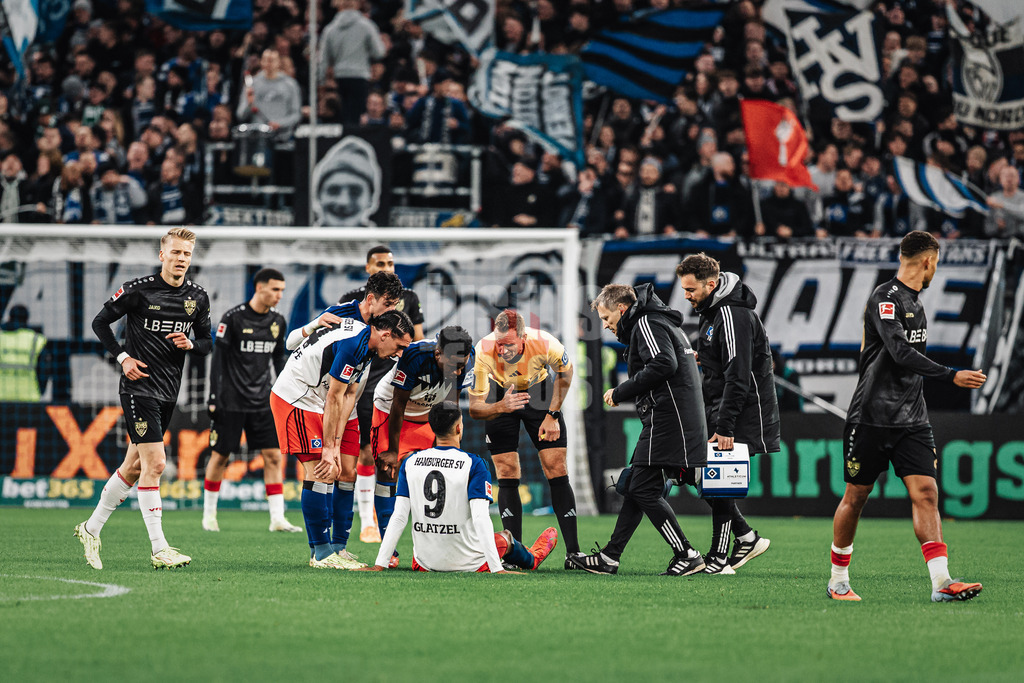Fußball | Männer | Saison 2025/2026 | 1. Fußball-Bundesliga | 12. Spieltag | Hamburger SV vs. VfB Stuttgart | 30.11.2025 | Robert Glatzel (#9, HSV) verletzt am Boden