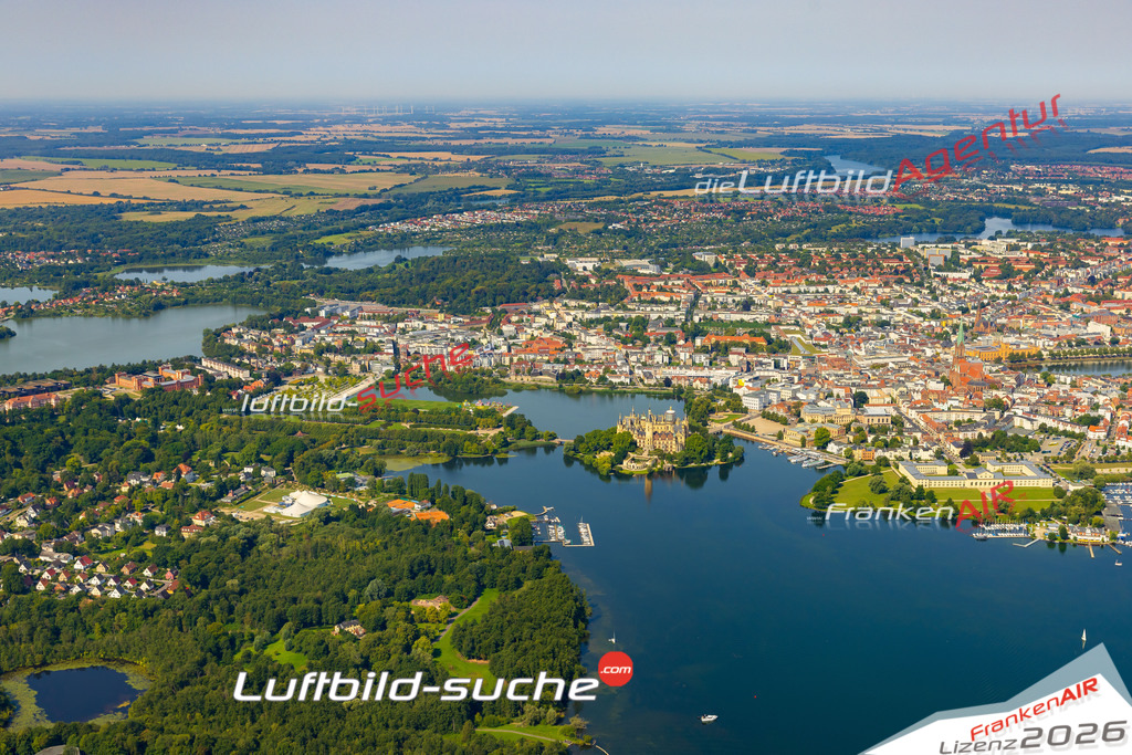 Schweriner Altstadt Schwerin Bild- Das Luftbild wurde 2025 vom UL-Flugzeug heraus erstellt ( keine Drohne bzw. Drohnenaufnahme ) - Hochauflösende Luftaufnahme -Nicht vergleichbar mit Google Maps oder Satelittenbilder- Die Geschenkidee !Mit Lizenz und Bildrechte bestellbar - CC