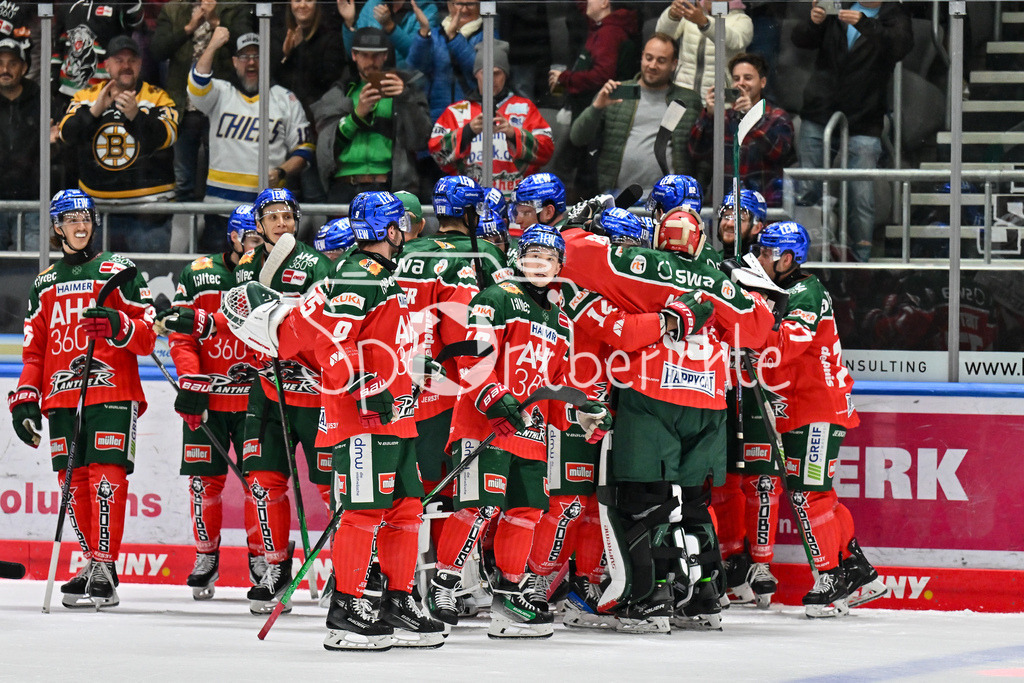 Augsburger Panther - Kölner Haie | Grenzenloser Jubel der Augsburger nach dem Siegtreffer zum 6-7 durch Jason BAST (Augsburger Panther #45) / Freude / Happy / Tor / Treffer / torschuetze / DEL: Augsburger Panther - Kölner Haie, Curt Frenzel Stadion am 29.09.2024