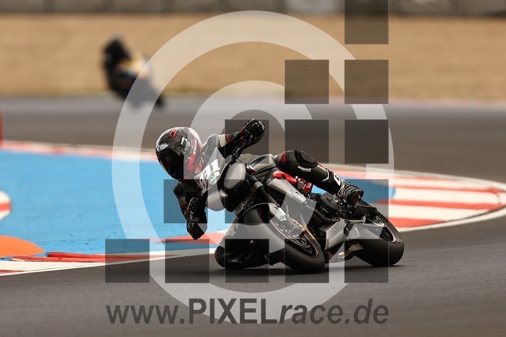 0831-20250823_04826 | Schöne Erinnerungen an spannende Momente - das festzuhalten ist unser Job. PIXELrace.de ist seit 2003 auf den Rennstrecken Europas unterwegs um die Action draußen beim Fahren und die wunderbare Stimmung imm Fahrerlager für euch einzufangen.