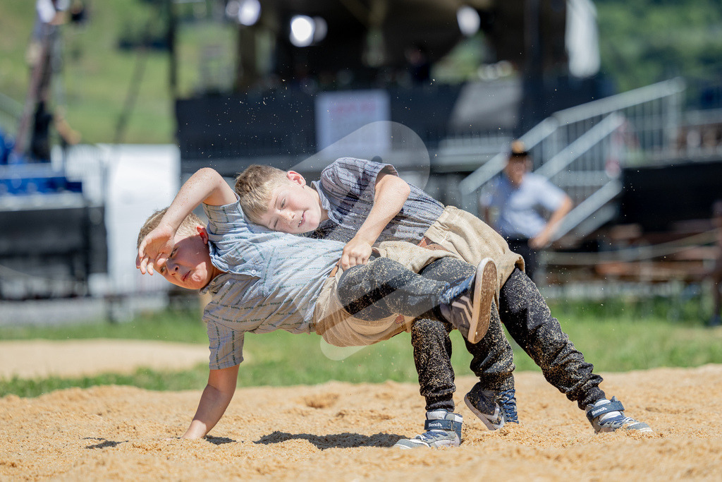 SchwyzerJung2026_00058 | Die Schwinger des Schwyzer Kantonalen Schwingerverbandes: Fotos, die Dynamik und Leidenschaft festhalten, sowie emotionale Momente aus dem traditionellen Schwingsport zeigen. - Realisiert mit Pictrs.com