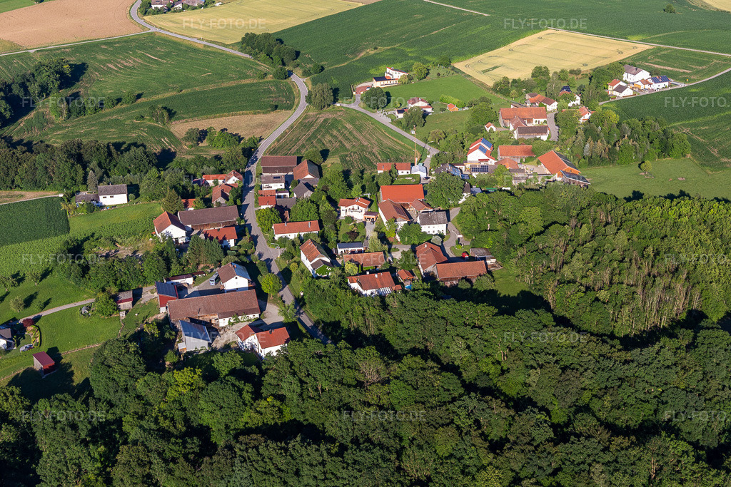 Luftbild: Pilberskofen im Ortsteil Pilberskofen in Mamming im Bundesland Bayern in Deutschland. – Foto: IMG_132789.jpg vom 02.07.2022 durch Werner Riehm/FLY-FOTO.de – Auflösung des Originals: 5472 x 3648 px – * Gemeinde Mamming