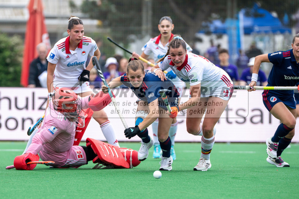 Final4_20240518-1300-0119 | Bonn, Deutschland, 18.05.2024: Paula Brux (Rot-Weiss Koeln), Julia Sonntag (Rot-Weiss Koeln), Nadine Kanler (Mannheimer HC) in Aktion waehrend des Spiels der Deutsche Feldhockey-Meisterschaften 2024 zwischen Final 4 Damen Rot Weiss Köln - Mannheimer HC im Bonner THV am 18.05.2024 in Bonn, Deutschland. (Foto von Stephan Fehrmann)

Bonn, Germany, 18.05.2024: Paula Brux (Rot-Weiss Koeln), Julia Sonntag (Rot-Weiss Koeln), Nadine Kanler (Mannheimer HC) in action during the game of Deutsche Feldhockey-Meisterschaften 2024 between Final 4 Damen Rot Weiss Köln - Mannheimer HC in Bonner THV at 18.05.2024 in Bonn, Deutschland. (Foto from Stephan Fehrmann)