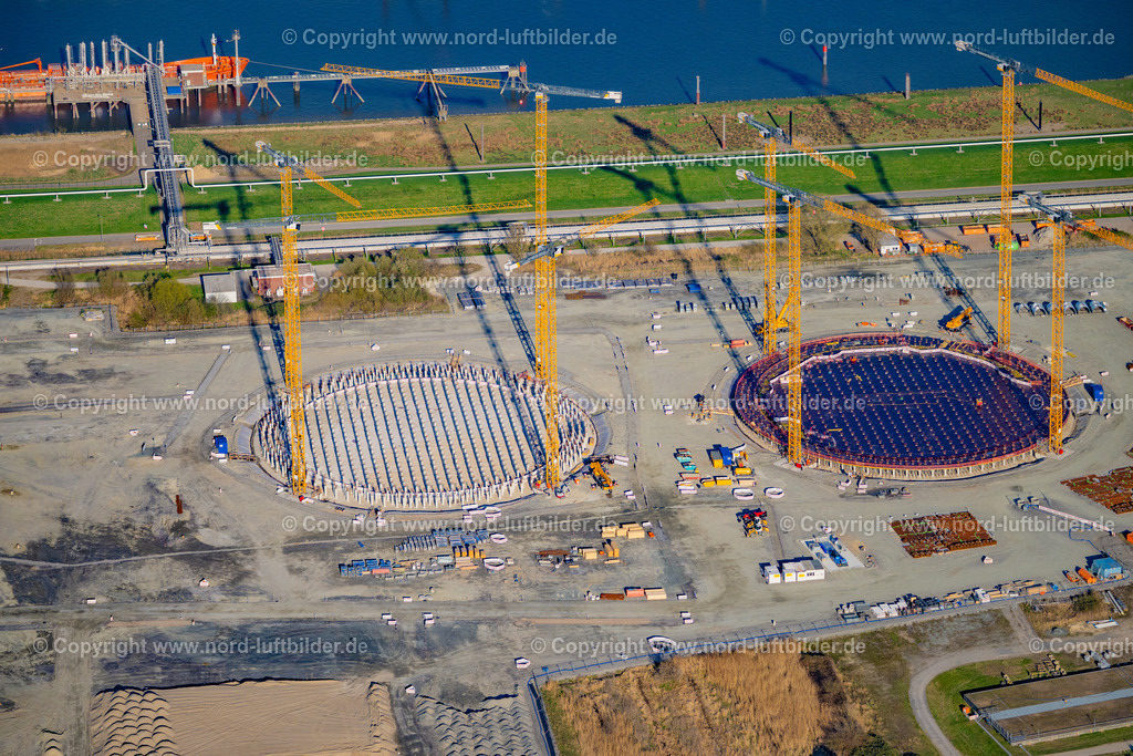 Stade_Bützfleth_Lng_Baustelle_ELS_4459060425 | STADE 06.04.2025 Baustelle zum Neubau LNG Erdgas und Flüssiggas- Hoch- Speicherbehälter an der Straße Bützflethersand im Ortsteil Bützfleth in Stade im Bundesland Niedersachsen, Deutschland. Weiterführende Informationen bei: Buss Group GmbH & Co. KG,  Depenbrock Bau GmbH & Co. KG,  Deutsche Energy Terminal GmbH,  Dow Deutschland Anlagengesellschaft mbH,  Gasunie Deutschland Transport Services GmbH,  Hanseatic Energy Hub GmbH,  Landesamt für Bergbau, Energie und Geologie,  Niedersachsen Ports GmbH & Co. KG,  Partners Group AG. // Construction site for new LNG natural gas and liquid gas high storage tank on street Buetzflethersand in the district Buetzfleth in Stade in the state Lower Saxony, Germany. Further information at: Buss Group GmbH & Co. KG,  Depenbrock Bau GmbH & Co. KG,  Deutsche Energy Terminal GmbH,  Dow Deutschland Anlagengesellschaft mbH,  Gasunie Deutschland Transport Services GmbH,  Hanseatic Energy Hub GmbH,  Landesamt fuer Bergbau, Energie und Geologie,  Niedersachsen Ports GmbH & Co. KG,  Partners Group AG. Foto: Martin Elsen