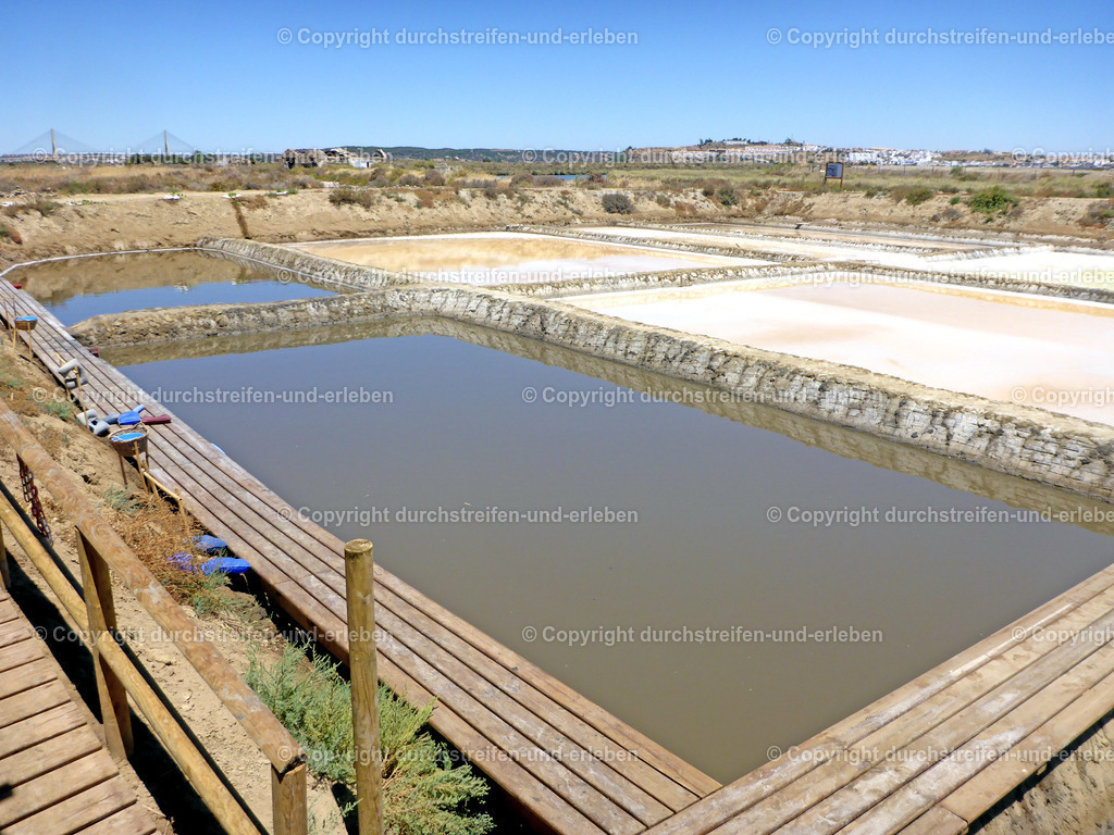 Salina da Barquinha Castro Marim | In der Salina da Barquinha nahe Castro Marim kann man wie im Toten  Meer baden. Ein hoher Salzgehalt sorgt dafür, dass der Körper nahezu schwerelos schwebt. - Realisiert mit Pictrs.com