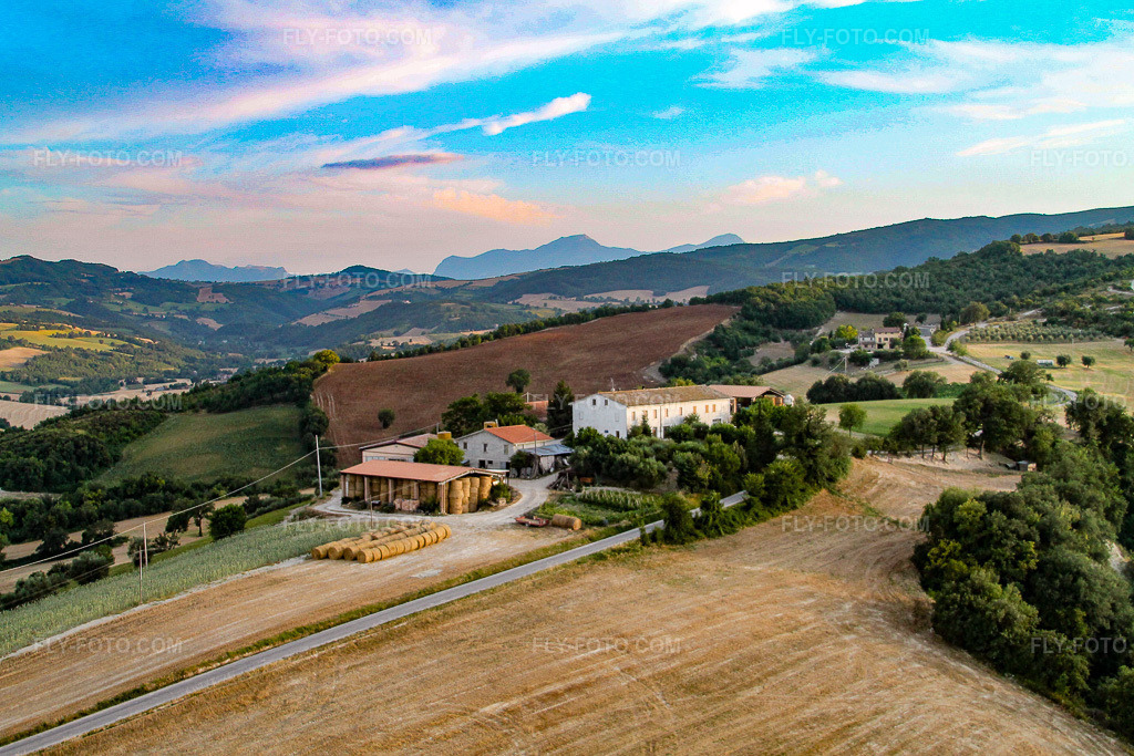 Aerial view: View of the town in Santa Maria della Valle in the state The Marches, Italy. – Photo: IMG_43159.jpg taken on 07/16/2011 by Werner Riehm/FLY-FOTO.com – Resolution of the original: 4272 x 2848 px