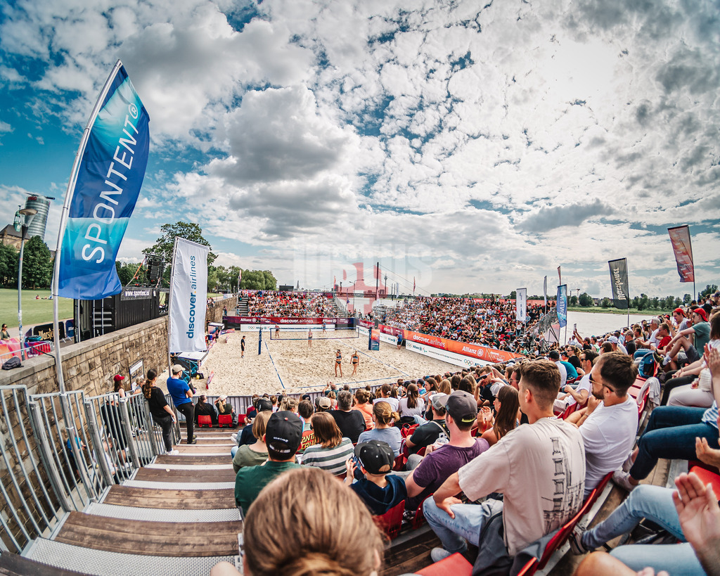 Beachvolleyball | Frauen | German Beach Tour 2024 | Tourstop Düsseldorf | 18.05.2024 | Panorama der vollen Arena am Rober-Lehr-Ufer