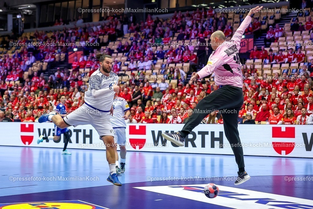 EHF24012601079 | 24.01.2026, Handball, Men's EHF EURO 2026, Frankreich - Portugal, Jyske Bank Boxen in Herning, Dänemark, Main Round:  Luis Diogo Sousa Frade (Portugal #82) wirft auf das Tor von  Charles Bolzinger (France #16)