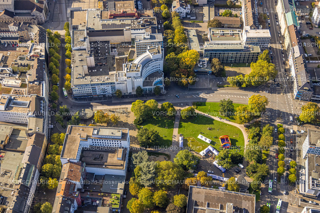 Hagen241005416 | Luftbild, Freizeitveranstaltung im Volkspark mit Hüpfburg, Südwestfälische Industrie- und Handelskammer zu Hagen, Deutsche Bank Gebäude, Theater Karree, Mittelstadt, Hagen, Ruhrgebiet, Nordrhein-Westfalen, Deutschland