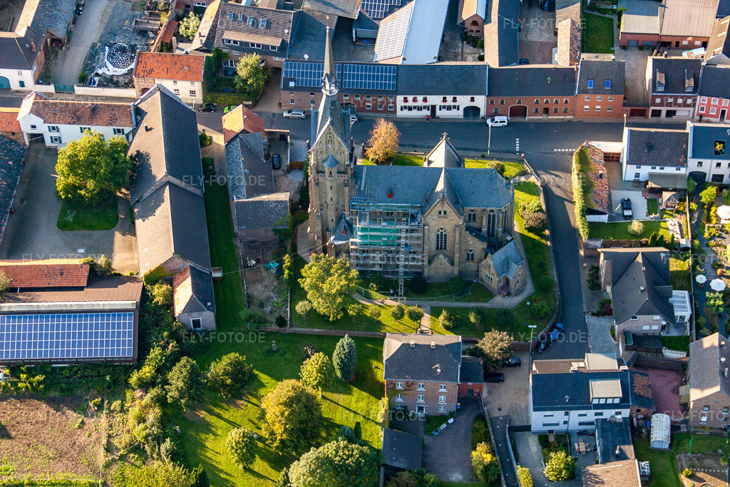 Luftbild: Pfarrkirche St. Peter im Ortsteil Müntz in Titz im Bundesland Nordrhein-Westfalen in Deutschland. Foto: IMG_44683.jpg vom 20.08.2011 durch Werner Riehm/FLY-FOTO.de