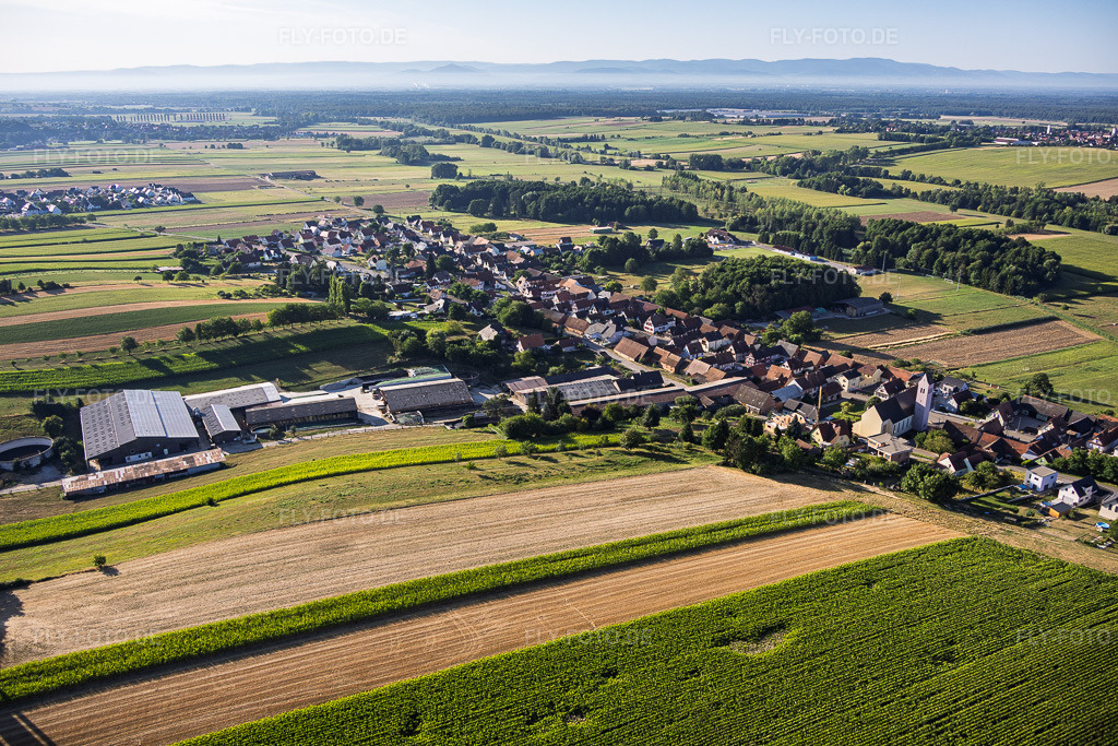 Luftbild: Ortsansicht von Nordwesten in Oberrœdern im Bundesland Bas-Rhin in Frankreich. – Foto: IMG_158253.jpg vom 25.07.2026 durch Werner Riehm/FLY-FOTO.de – Auflösung des Originals: 6000 x 4000 px