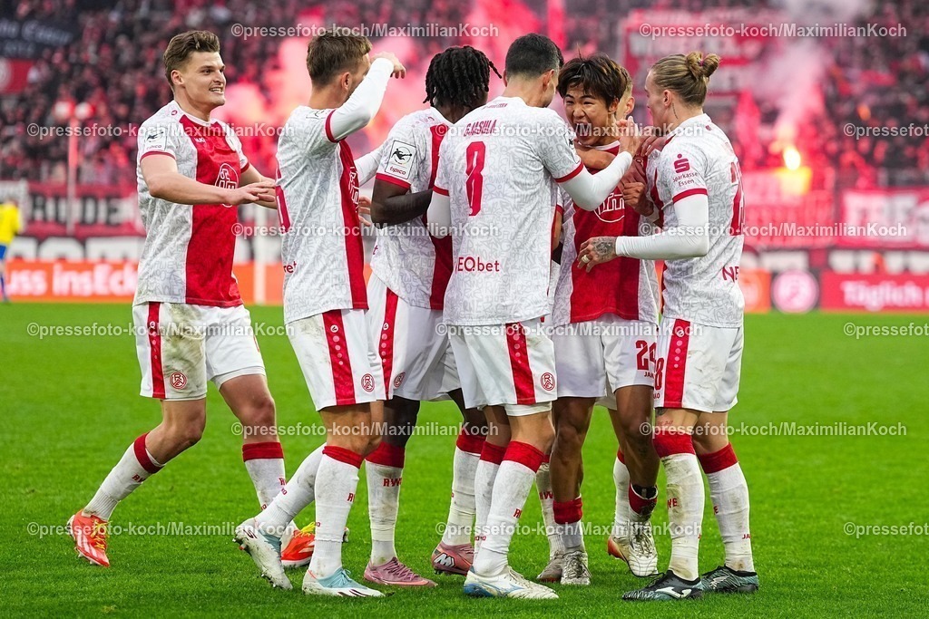 xYDRx20122501079 | 20.12.2025, xydrx, Fußball, 3.Liga, Rot-Weiss Essen - SSV Ulm 1846, Saison 2025 2026, Stadion an der Hafenstraße: Torjubel nach dem Tor zum 3:2 für Rot-Weiss Essen durch Torschütze Kaito Mizuta (Rot-Weiss Essen #24) zusammen mit Tom Moustier (Rot-Weiss Essen #28) Klaus Gjasula (Rot-Weiss Essen #8) Franci Clarck Bouebari Kitsamoutsele (Rot-Weiss Essen #19)   DFB regulations prohibit any use of photographs as image sequences and or quasi-video.Photo: xYannisxDreimannxPressefotoKochx