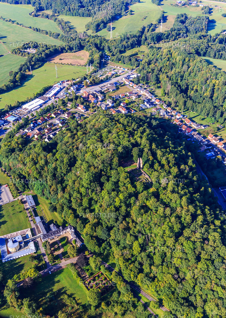 Ruinen und Fundamente der Burg Dagstuhl im Wald http://www.burgdagstuhl.de/ | Luftbild: Ruinen und Fundamente der Burg Dagstuhl im Wald http://www.burgdagstuhl.de/ im Ortsteil Dagstuhl in Wadern im Bundesland Saarland in Deutschland. Foto: IMG_149758.jpg vom 06.09.2025 durch Werner Riehm/FLY-FOTO.de - Realisiert mit Pictrs.com