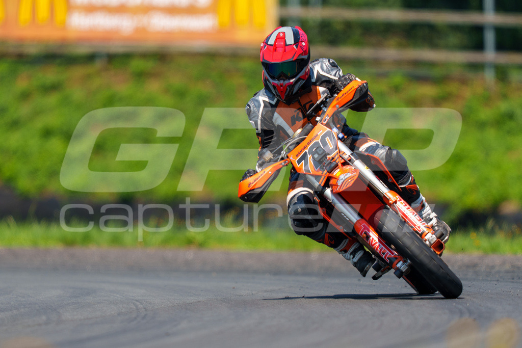 G-Cup + Supermoto Staatsmeisterschaft + Hungarian Supermoto Championship | GRIPcapture steht für authentische Sportfotografie in Österreich – für Momente, die mehr sind als Geschwindigkeit oder Ergebnis. Es geht um Emotion, Spannung, Fokus und den Augenblick, der oft nur einen Wimpernschlag dauert.Ob Motorsport, Teamsport oder 