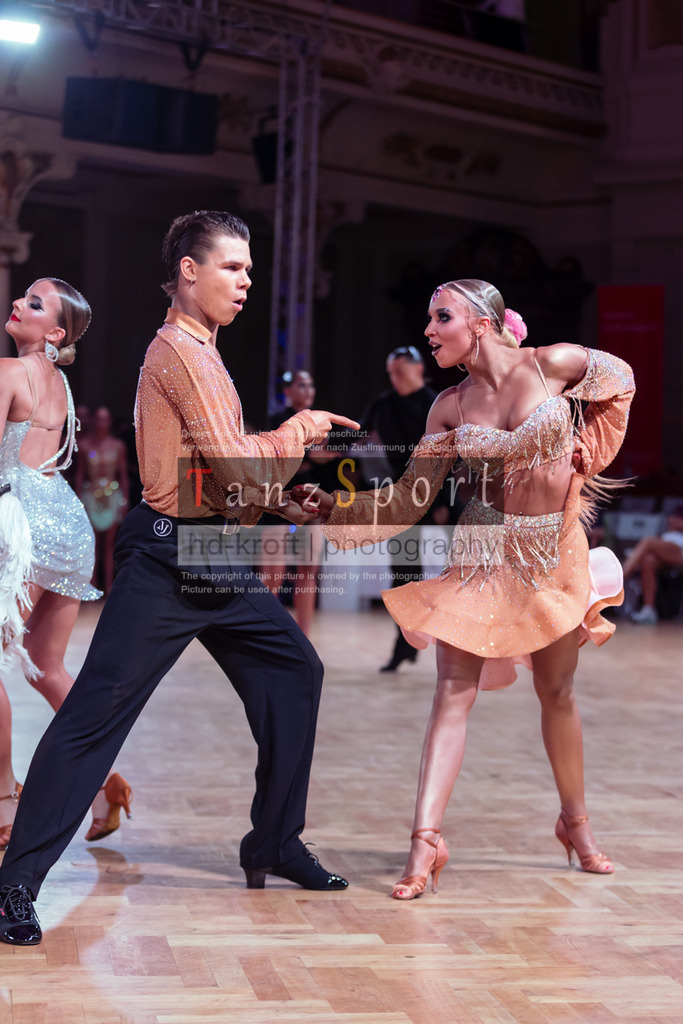 20250705_WDSF_Open_Youth_Lat-dC25-2546 | Tanzsportbilder, Standardtanz, Lateintanz, WDSF, DTV, LTVB, dancecomp, goc, hessen tanzt, blaues band der spree, walzer, tango, wiener walzer, slowfox, quickstepp, samba, rumba, cha-cha-cha, paso doble. jive, hd-kroft photography, turniertanzsport