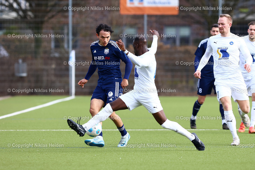 NH_USCPaloma_TuSDassendorf_OberligaHamburg_23022025 | #47 Quincy Adjei (USC Paloma), #18 Len Aike Strömer (TuS Dassendorf)Fußball I Herren I Gamesright Oberliga Hamburg I Saison 2024-2025 I  24. Spieltag I USC Paloma - TuS Dassendorf I 23.02.2025 I Jonny-Rehbein-Sportplatz