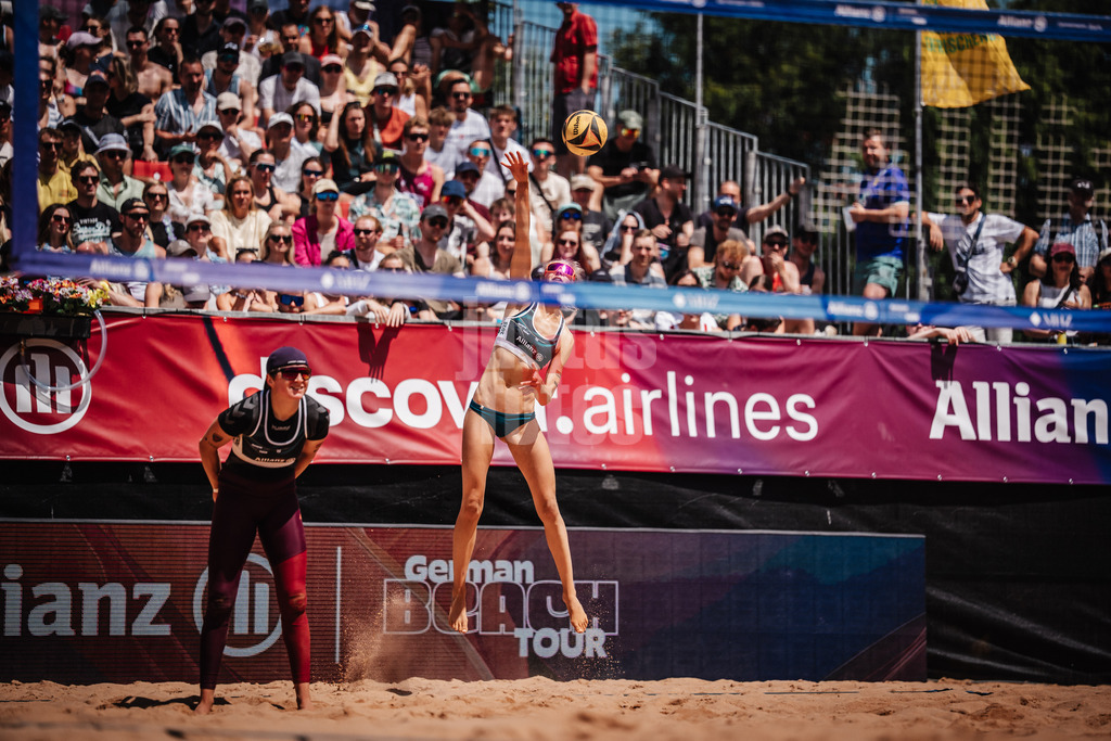 Beachvolleyball | Frauen | Allianz German Beach Tour 2025 | Tourstop München | 12.07.2025 | Nele Barber beim Aufschlag