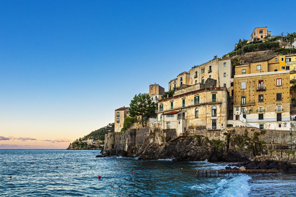 Blick auf das Dorf Minori an der Amalfiküste in Italien | Blick auf das Dorf Minori an der Amalfiküste in Italien.