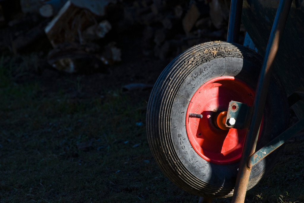 Schubkarren im Garten | Austria - March 02, 2008: Schubkarren im Garten. - Realisiert mit Pictrs.com