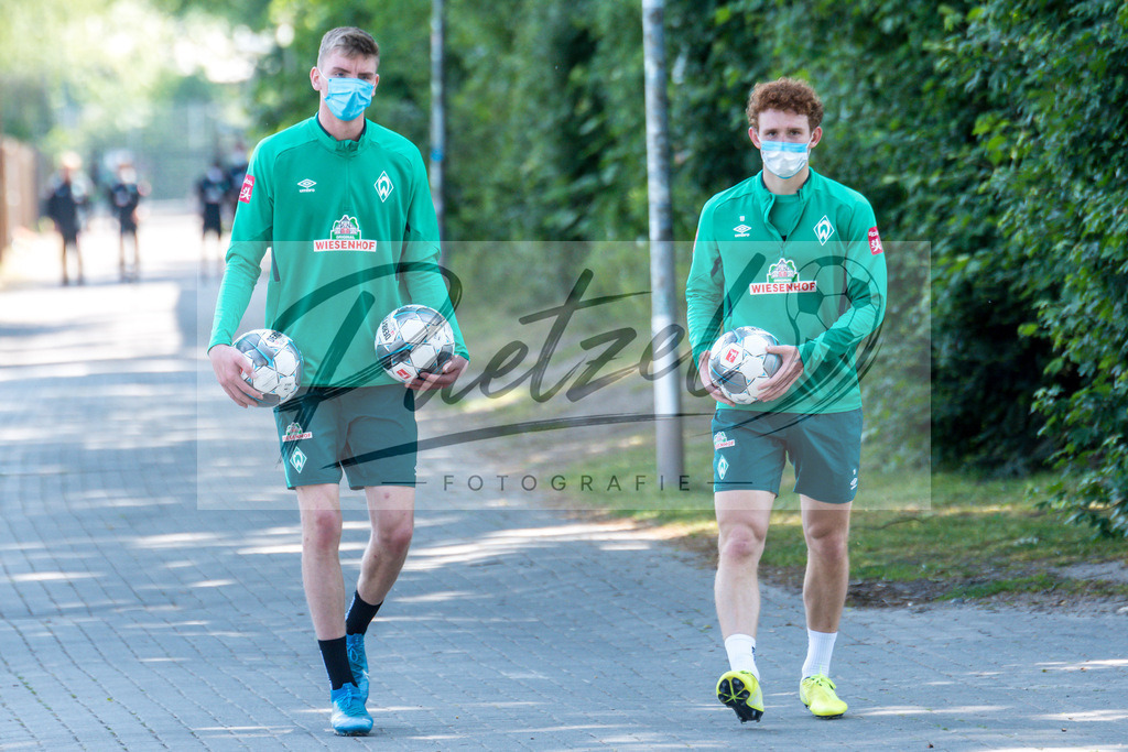 TRASVW20200521_0107 | Fussball, Herren: Nick Woltemade (Werder Bremen) und Joshua Sargent (Werder Bremen) schauen auf dem Weg in die Kabine vom Trainingsplatz am 21.05.2020 in Bremen, Deutschland. - Realisiert mit Pictrs.com
