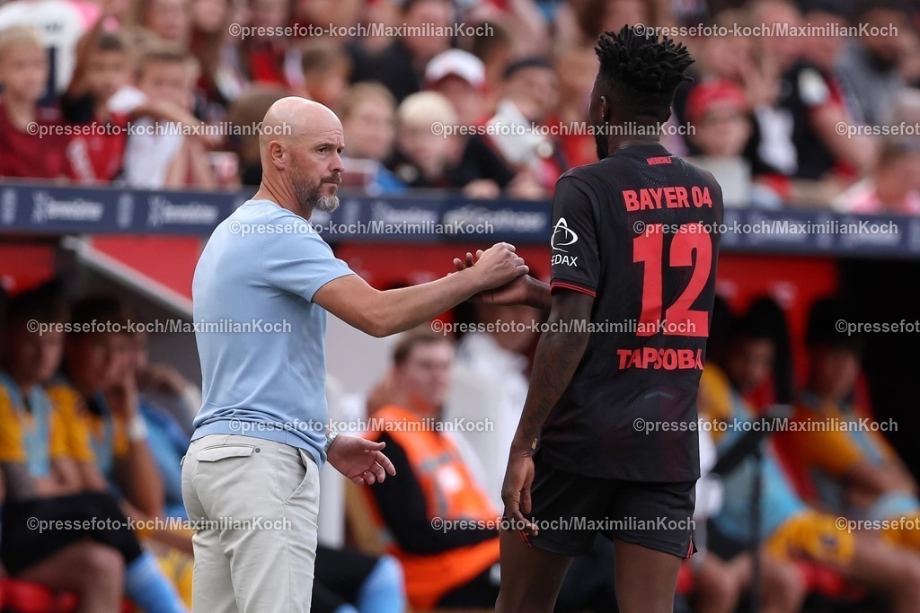 B0405082501135 | 05.08.2025, Fußball, Bayer 04 Leverkusen - Pisa Sporting Club, Testspiel, Saisoneröffnung in der BayArena, Saison 2025 2026: Cheftrainer Erik ten Hag (Bayer04) neben Edmond Tapsoba (Bayer04 #12) nach der Roten Karte und Platzverweis DFB regulations prohibit any use of photographs as image sequences and or quasi-video.