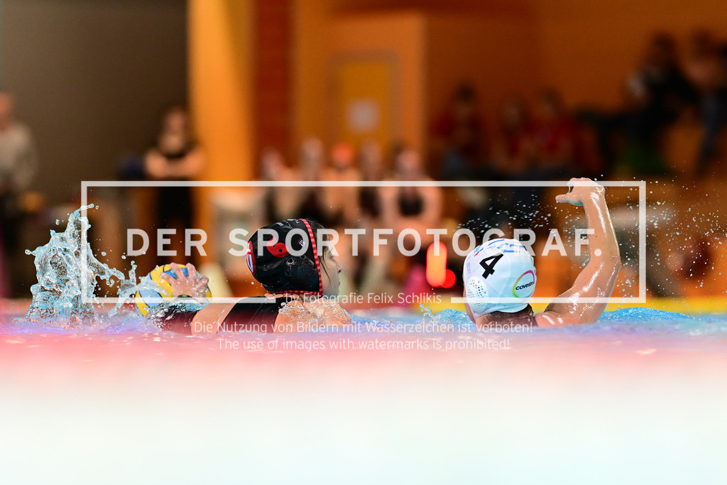 Wasserball I Frauen I Saison 2025-2026 I Bundesliga I 3. Spieltag I Eimsbütteler TV - SV Bayer Uerdingen 08 I 06831 | Pauline Behrend (6, ETV Hamburg) gegen Mona Saternus (4, SV Bayer Uerdingen 08) - Realisiert mit Pictrs.com