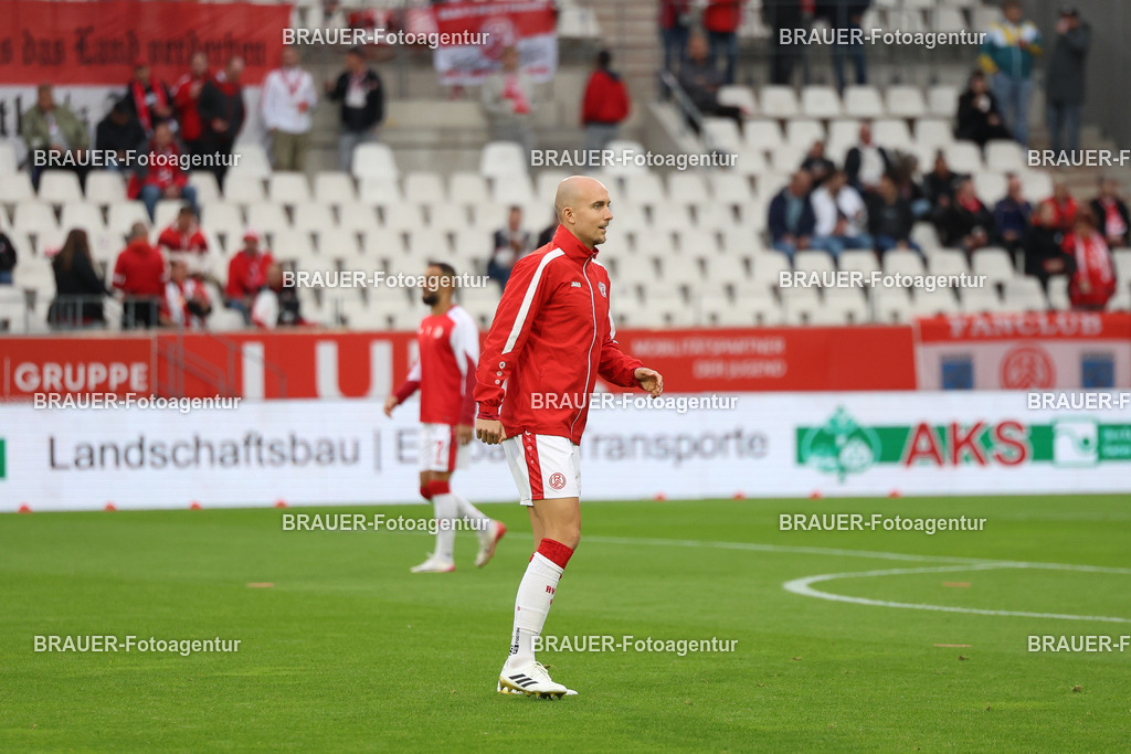 Rot-Weiss Essen - VFL Osnabrück | Essen, Deutschland, 17.09.2025 Tobias Kraulich  (Rot-Weiss Essen) wärmt sich aufwährend des 3.Liga Spiels zwischen  Rot-Weiss Essen und VFL Osnabrück am 17.09.2025 im Stadion an der Hafenstraße in Essen. (Foto von Timo Bluhmki-Schmidt/Brauer Fotoagentur