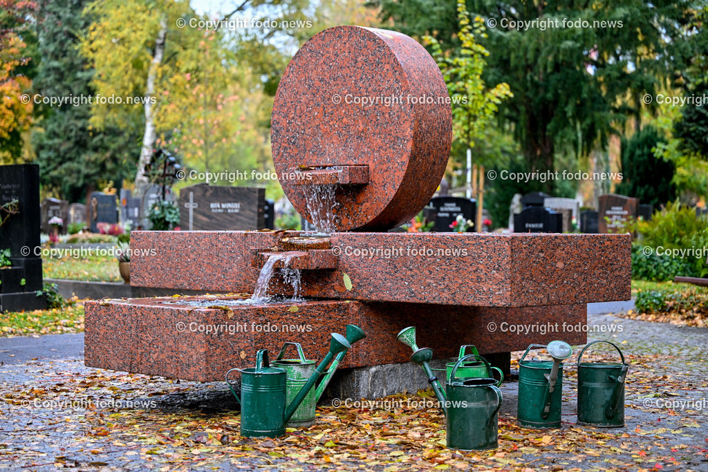 Friedhof_ Allerheiligen_ 26.10.2025-6 | 26.10.2025, Friedhof, AUT, Allerheiligen, Themenbilder im Bild Friedhof, Kreuz, Kruzifix, Jesu Christi, Allerheiligen, Engerl, Engel, Kerzen, Grab, Grablicht, Blumen, Skulptur, Grabstein, Symbolbild, Grablaterne, Grabkerze, Grabkerzen, Grablichter, Kerze, Grabkreuz, Gedenken, Bestattung, Verstorbene, Totenruhe, Grab, Urne, Blumenschmuck, Schmuck, Besucher, Brunnen, Giesskanne, Feature, kreativ, creativ, Linz